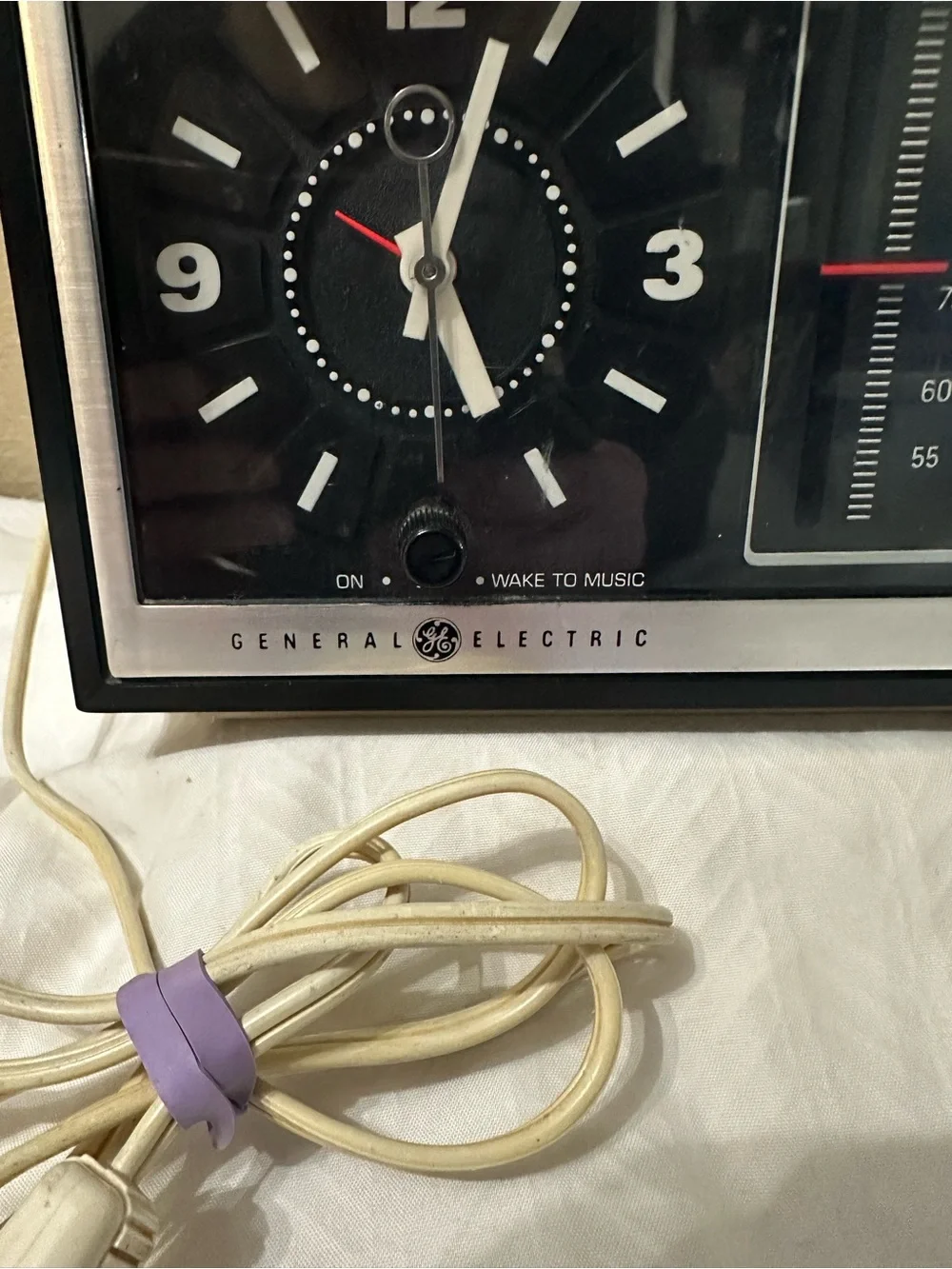 Vintage General Electric Analog Clock Radio
